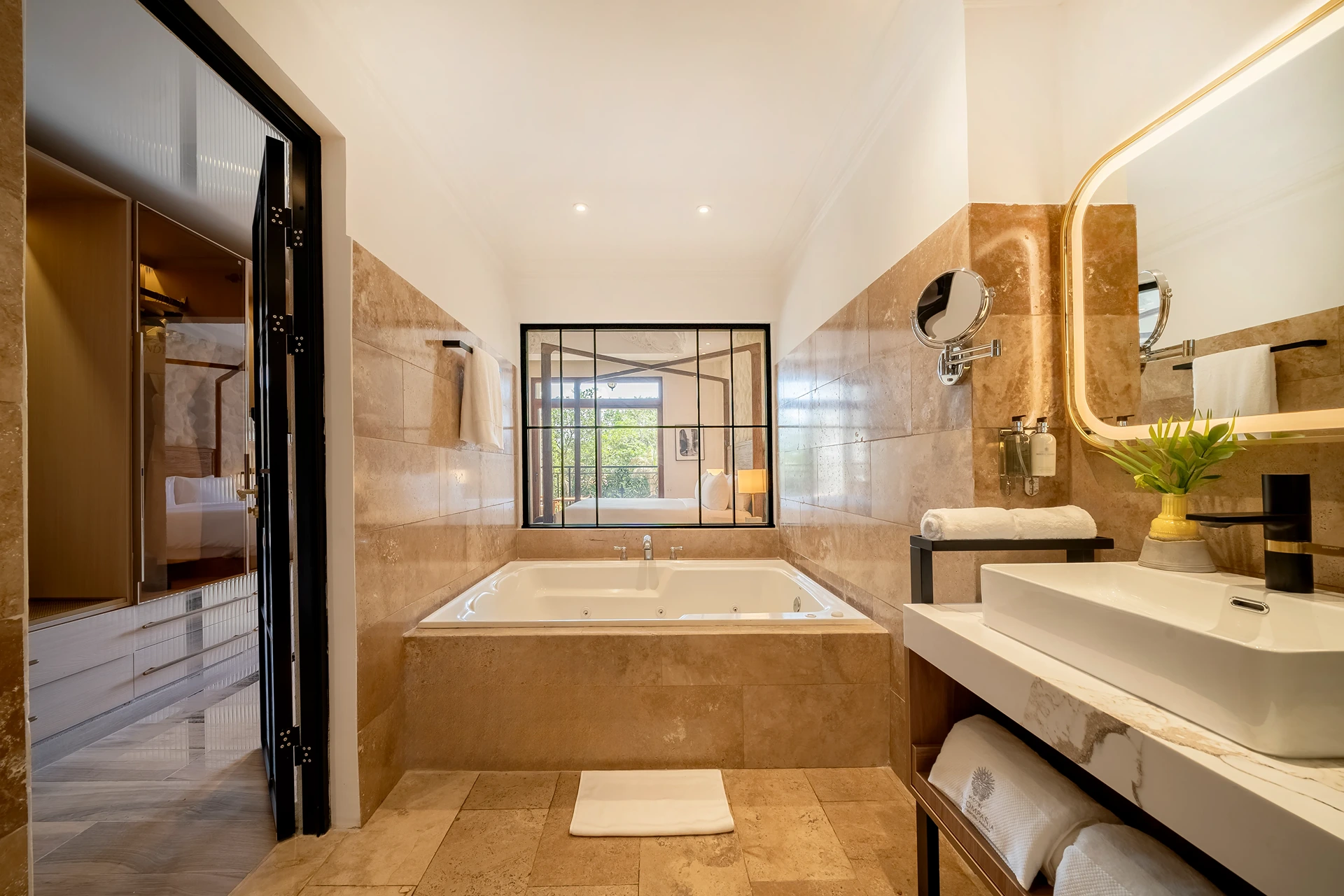 Standard Deluxe Queen Bed image 3