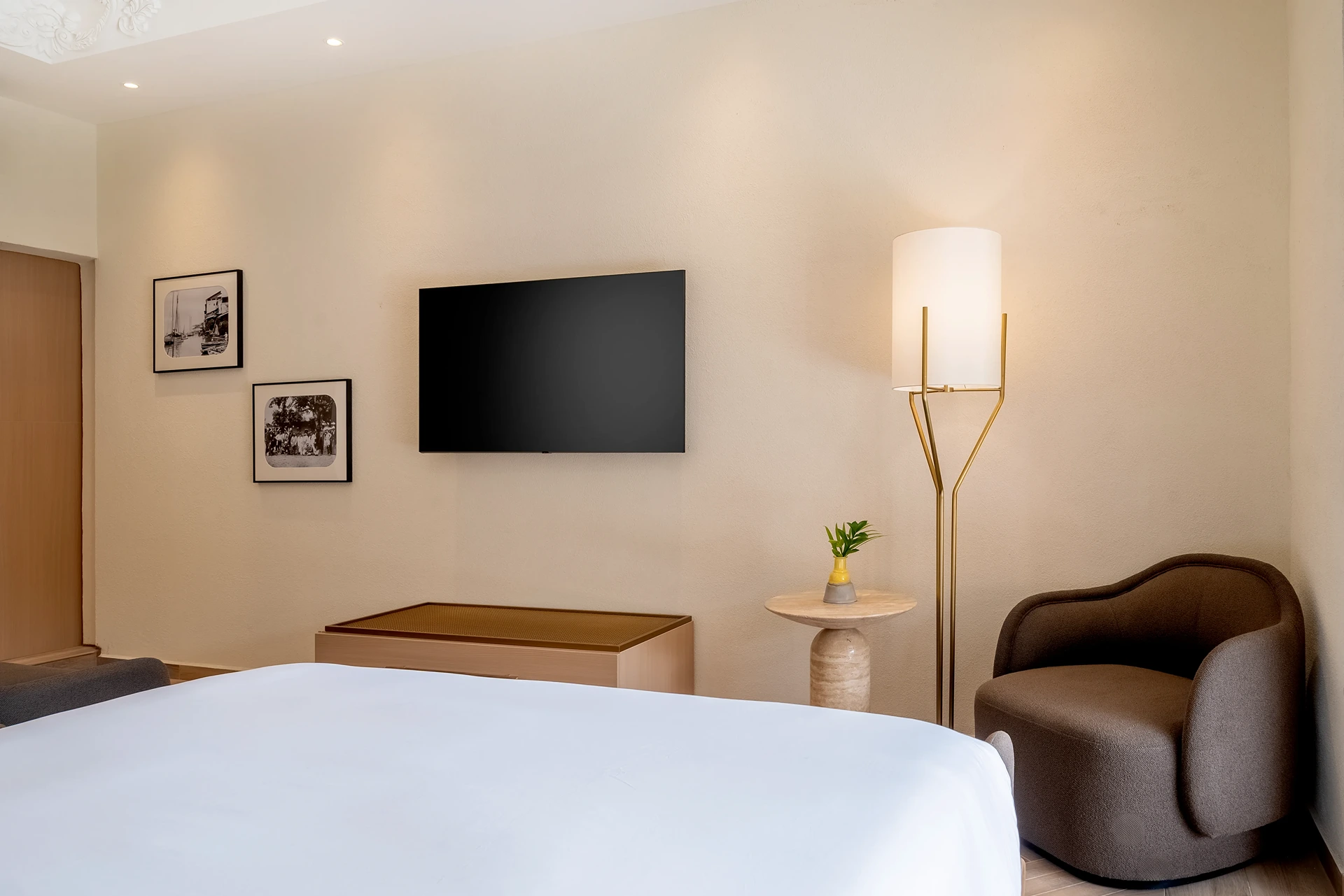 Standard Deluxe Queen Bed image 7