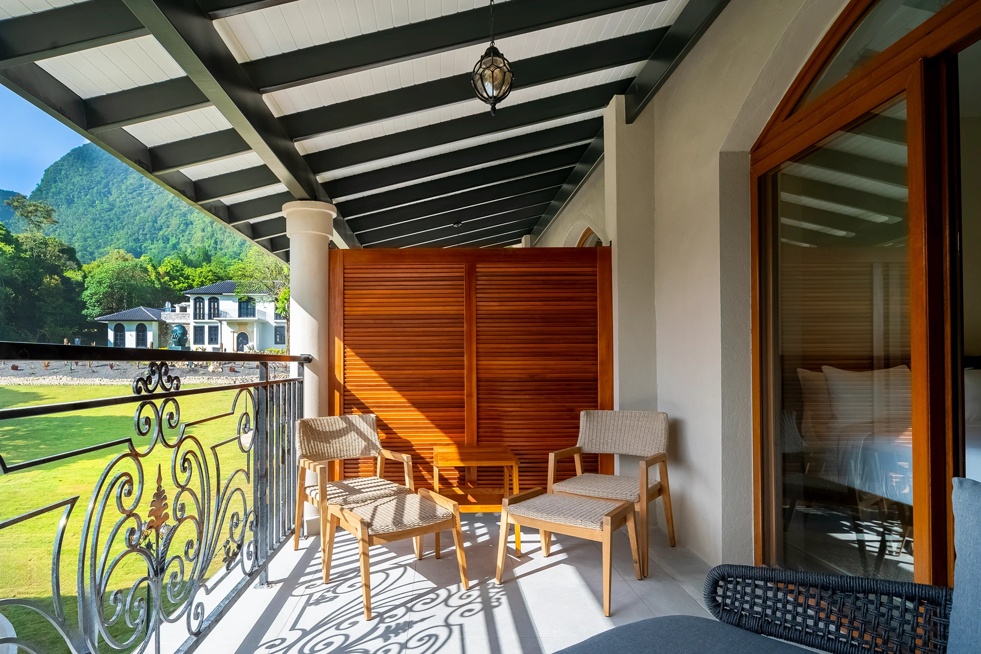 Standard Deluxe Queen Bed image 8