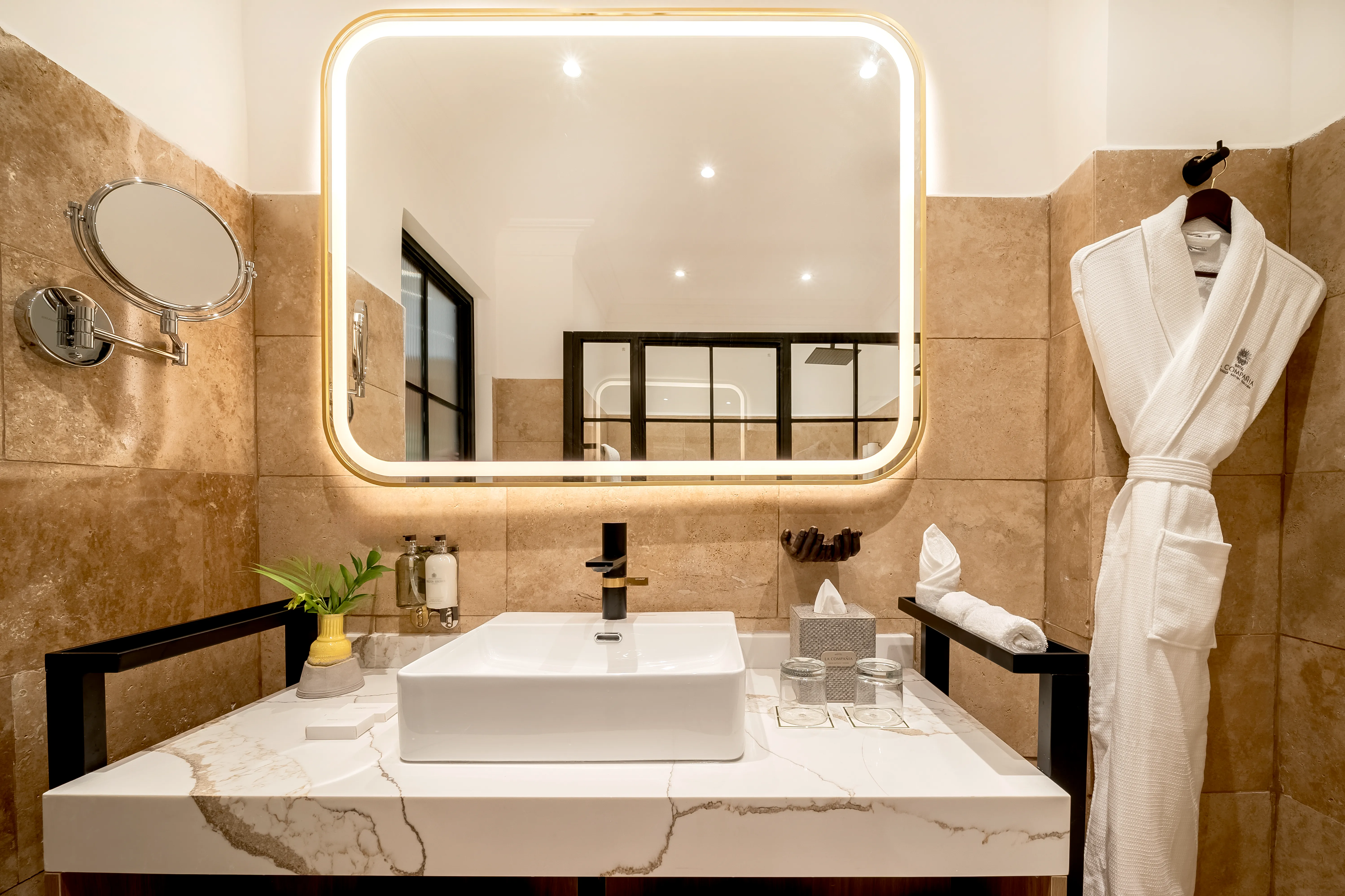 Standard Deluxe King Bed image 5